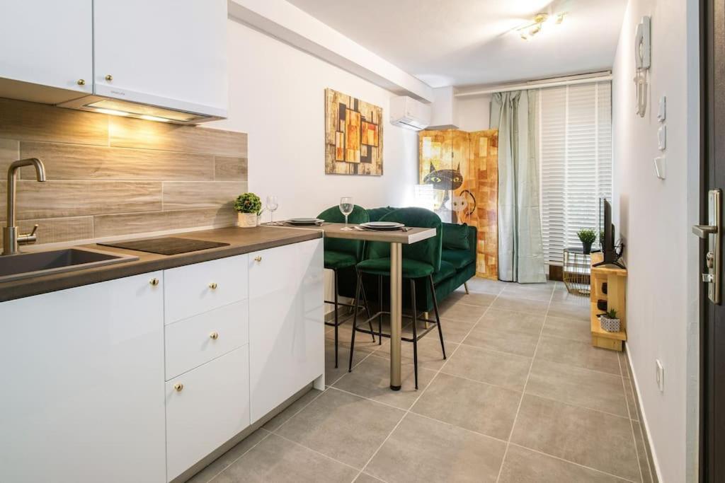 Modern Boutique Apartment Атина Екстериор снимка